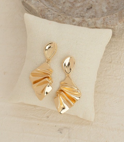 ✨ FUN EARRING FRIDAY! ✨

Our September Earring Extravaganza is here! 🎉

These gold earrings are contemporary, artsy, and just plain FUN. They’re the kind of earrings that add a little something extra to your outfit without trying too hard.

And you know the deal — just $20 + tax, with NO shipping for our subscription boxes!

Who’s ready to have a little fun with their jewelry?

Message me to grab yours, because sometimes you just need a new pair of earrings, right?